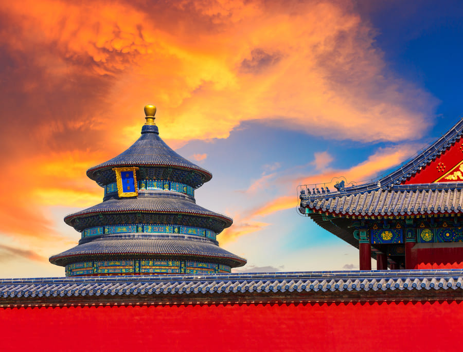Templo chino frente a cielo con atardecer