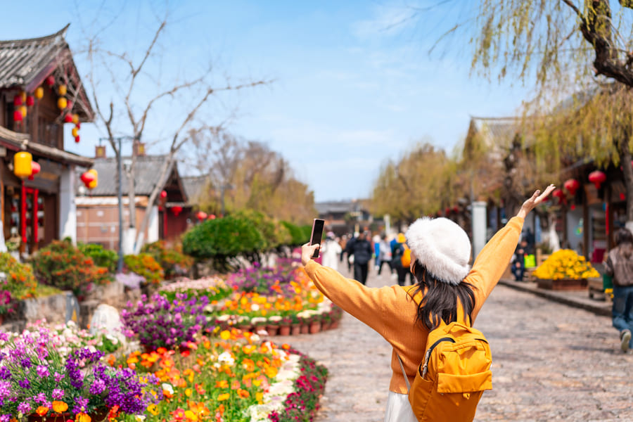 Mujer turista visitando el pueblo de Yunnan en China